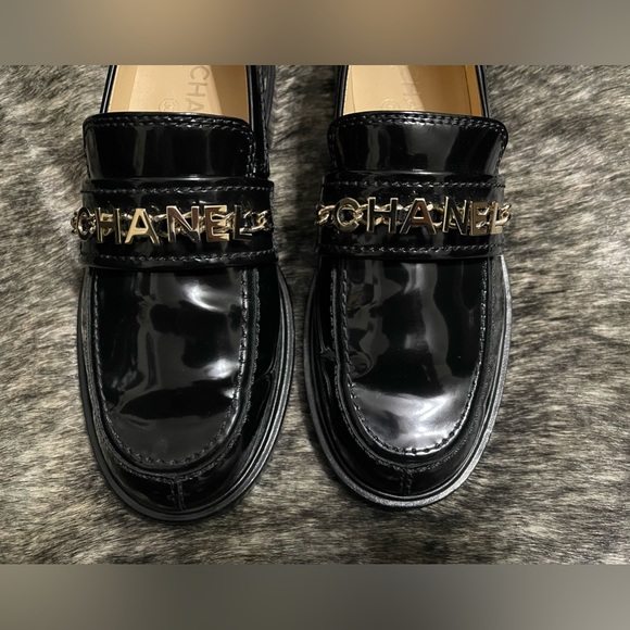 Authentic CHANEL Black Patent Gold Chain Loafer. Size 37 - Picture 5 of 14